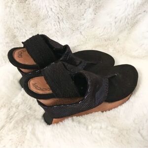 Modzori Reversible Black Shimmery Wedges Sandals Size 7